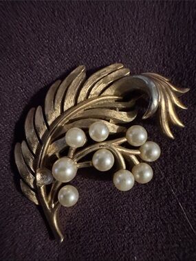 Vintage Gold-Tone Pearl Accent Leaf Brooch - Women Jewelry